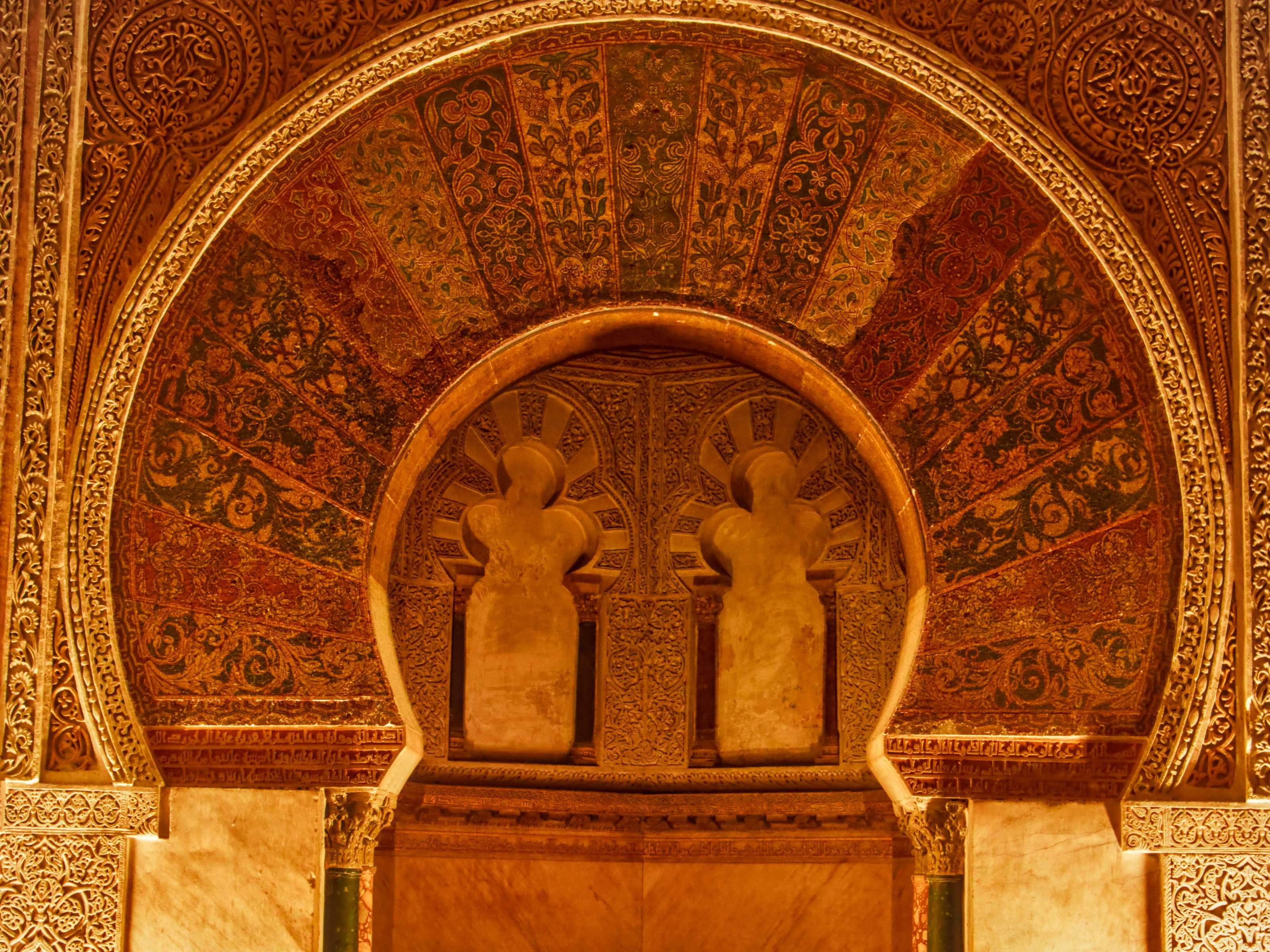 Le mihrab de la mosquée de Cordoue : un arc outrepassé couvert de mosaïques dorées
